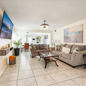 Holiday home 5 Minutes Walk To 4br/2baths, Daytona Beach